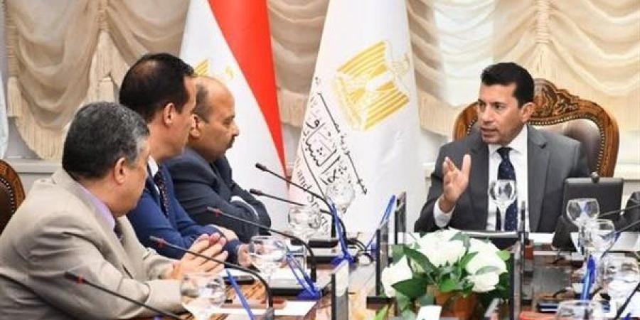 وزير الشباب يلتقي مسؤولي مشروع القوافل التعليمية في نسخته الثانية عشرة