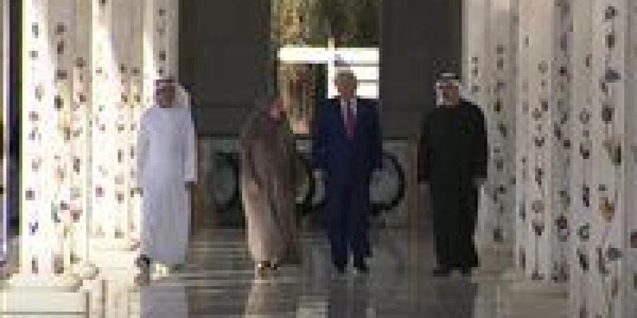 بعد وصوله الإمارات.. ترامب وولى عهد أبو ظبي يزوران مسجد الشيخ زايد| صور
