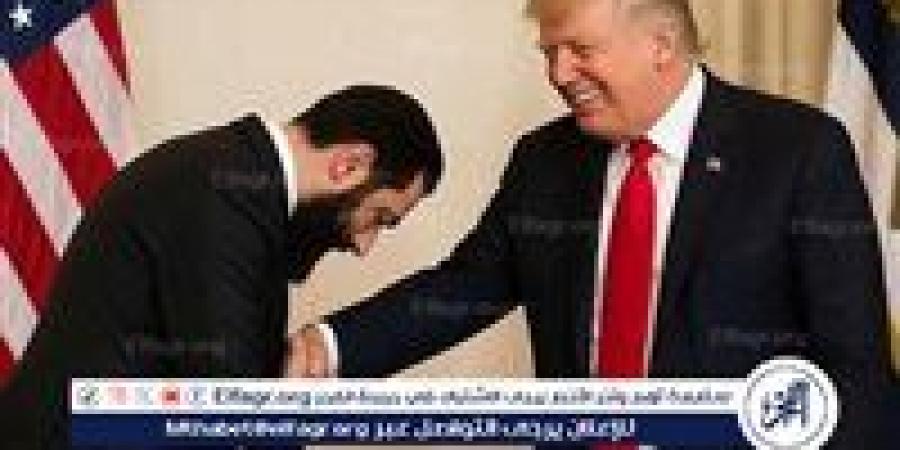 حقيقة صورة انحناء الرئيس السوري أحمد الشرع أمام ترامب في الرياض