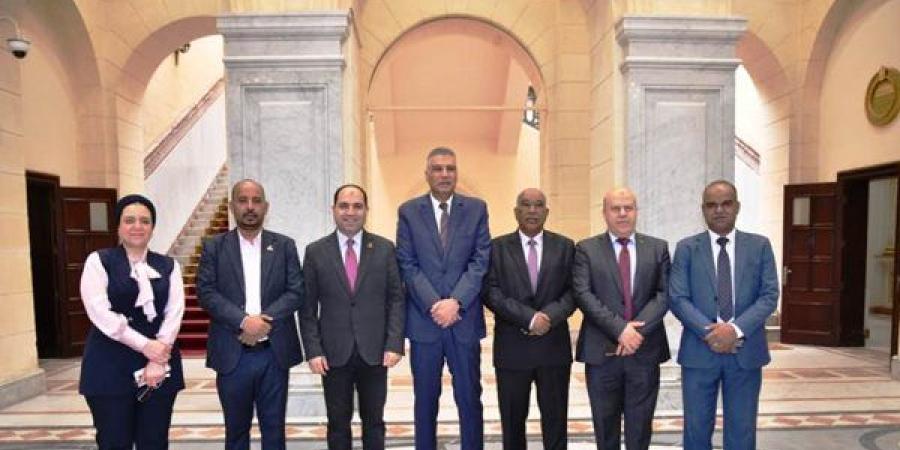 محافظ أسوان يستعرض جهود إنهاء جميع المشروعات