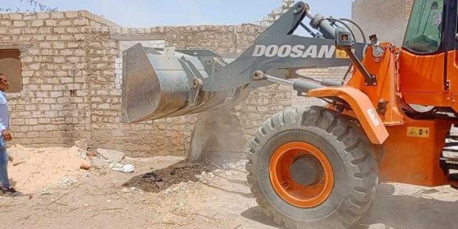 تنفيذ إزالة ٢٧ حالة تعدى علي أراضي أملاك دولة ومتغيرات غير قانونية بإسنا بالأقصر