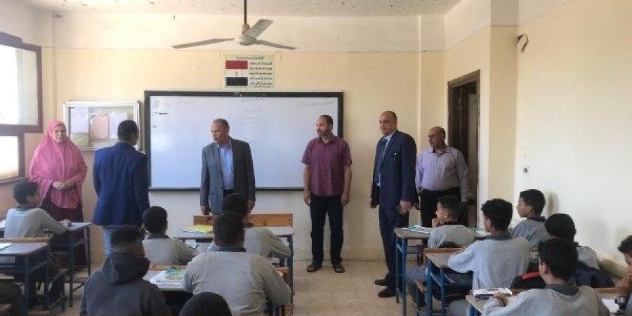 محافظ أسيوط يوجه بالاستعداد للامتحانات.. ووكيل وزارة التعليم يواصل جولاته على بعض المدارس