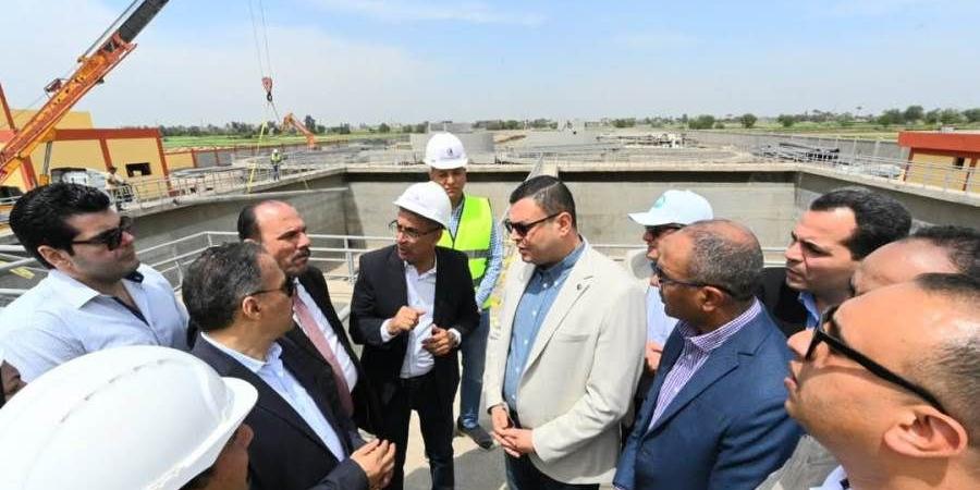 وزير الإسكان ومحافظ الشرقية يتفقدان مشروع صرف صحي سنهوا بمنيا القمح