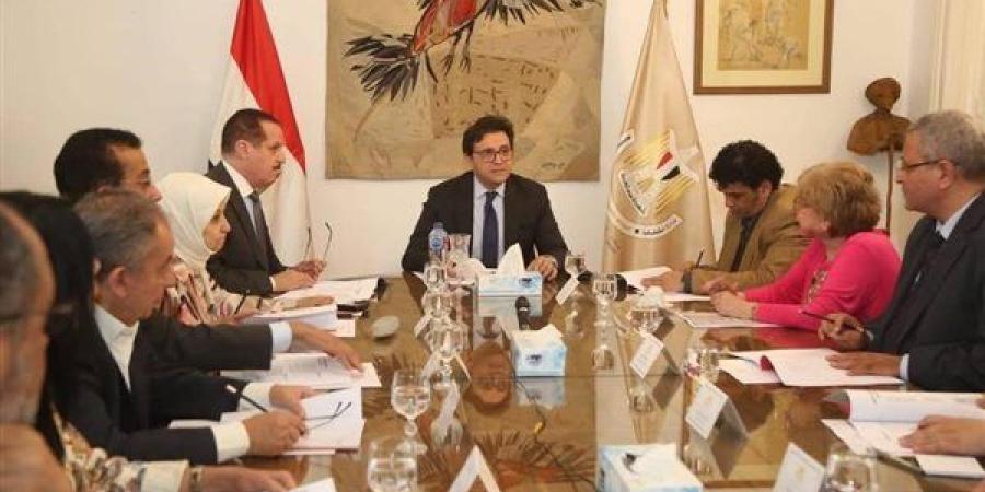 محافظ أسوان يهنئ آية محسن لفوزها بجائزة الدولة للمبدع الصغير في الرسم