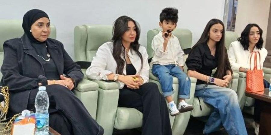 من المدرجات.. أسرة الراحل إيهاب جلال تساند الإسماعيلى أمام مودرن سبورت