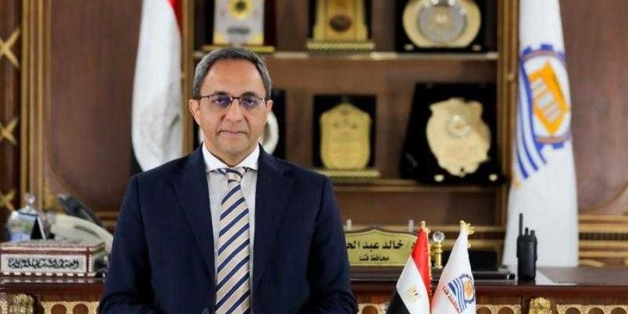 محافظ قنا يبحث الموقف التنفيذي لمشروع ”حيّنا” ويبحث فرص تنمية السياحة الريفية بدندرة