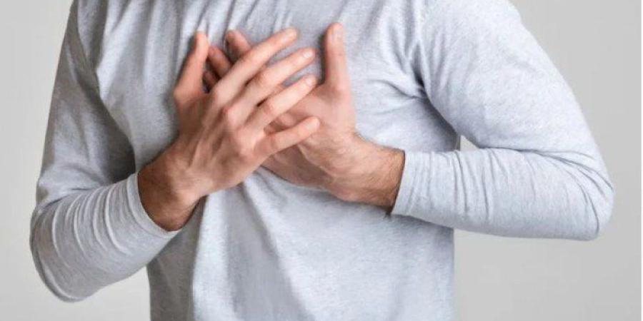 طبيب مصري يكشف الفرق بين الذبحة الصدرية والنغصات القلبية