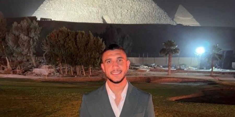 بالبدلة.. رامي ربيعة يشارك جمهوره صورا من أمام الأهرامات