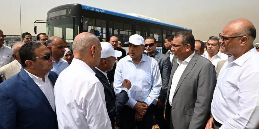 «مدبولى» يتفقد المرحلة الأولى من التشغيل التجريبى لمشروع الأتوبيس الترددي