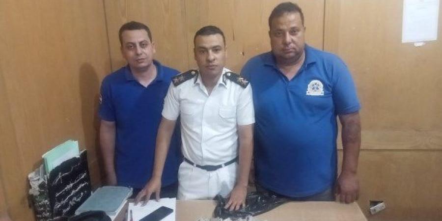 نموذج للأمانة المهنية.. مسعفان ببورسعيد يسلّمان 110 آلاف جنيه عُثر عليها داخل سيارة حادث