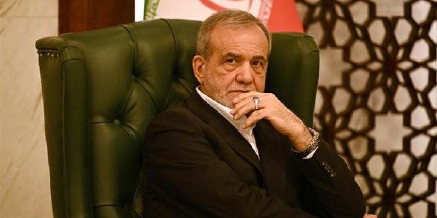 الرئيس الإيراني يتحدى: لن نتخلى عن البرنامج النووي السلمي رغم التهديدات والعقوبات