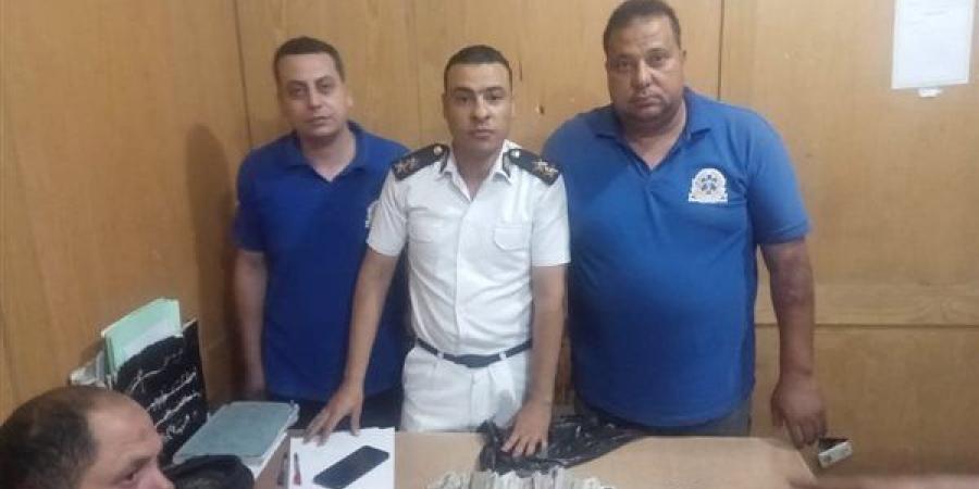 مسعفان ببورسعيد يسلمان 110 آلاف جنيه عُثر عليها داخل سيارة إثر حادث على محور 30 يونيو