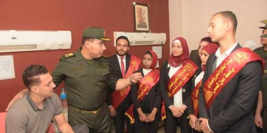 وفد من طلاب جامعة عين شمس في زيارة مصابي العمليات الإرهابية بمستشفى حلمية الزيتون