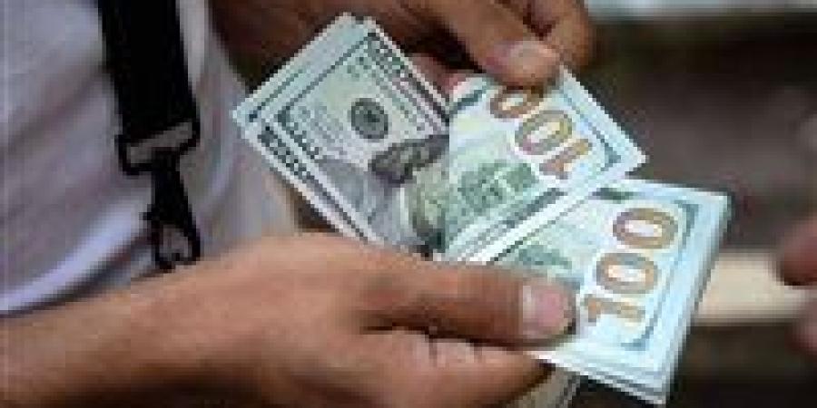 سعر الدولار أمام الجنيه المصري داخل 12 بنكًا اليوم