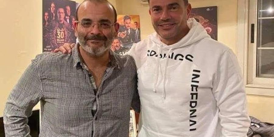 «بعد غناء معرفش حد بالاسم ده».. أيمن بهجت قمر يمازح عمرو دياب