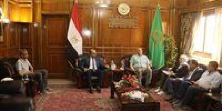 محافظ القليوبية يبحث مع مساعد وزيرة البيئة تطوير منظومة إدارة المخلفات