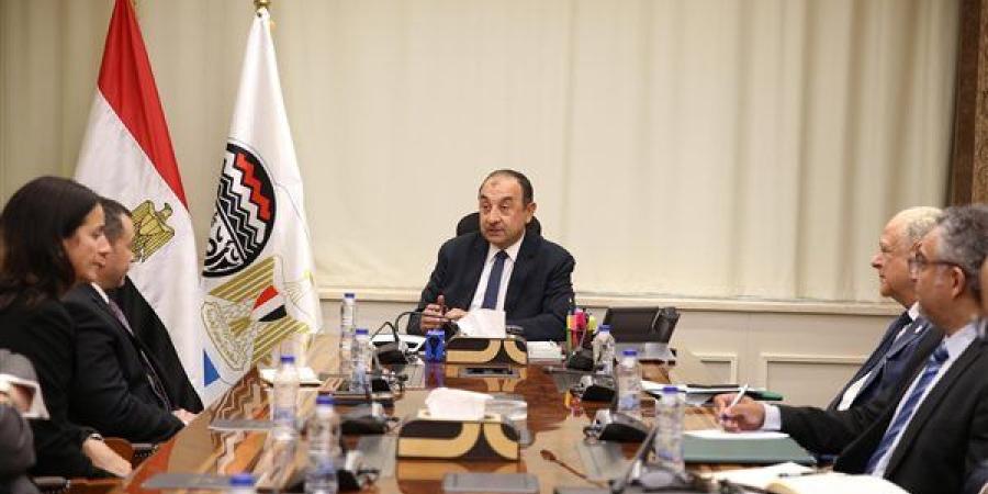 وزير الأعمال يلتقي وفدا من "بريتش بتروليوم" لاعادة تشغيل مصنع الأنود بالعين السخنة