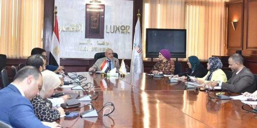 محافظ الأقصر يترأس المجلس الصحي الثاني لمناقشة تحديات الرعاية الصحية وتطوير الخدمات