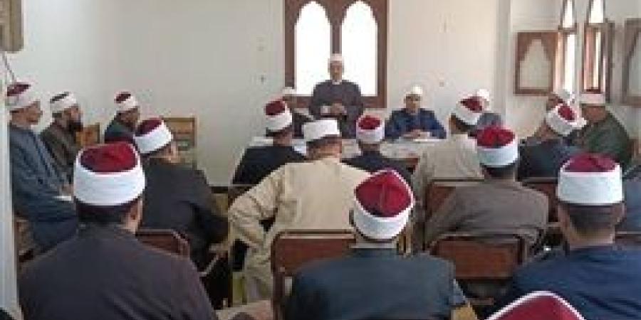 وكيل أوقاف كفر الشيخ يناقش الموضوعات الدعوية والإدارية مع مفتشي الدعوة