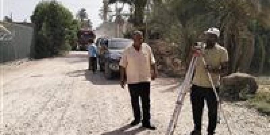 رئيس مركز قوص يتفقد مشروعات الطرق ويشدد على سرعة الإنجاز
