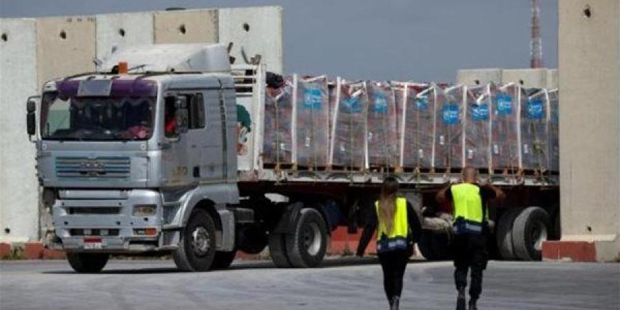 اليوم.. أول قافلة مساعدات تدخل غزة محملة بمواد غذائية وأدوية