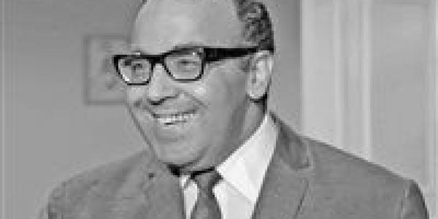 في ذكرى وفاته.. قصة لقاء حسن مصطفى مع عميد الأدب العربي طه حسين