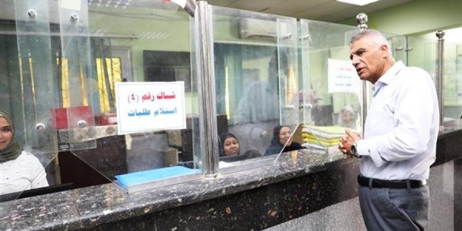 محافظ أسوان يتابع منظومة العمل بالمركز التكنولوجى بإدفو