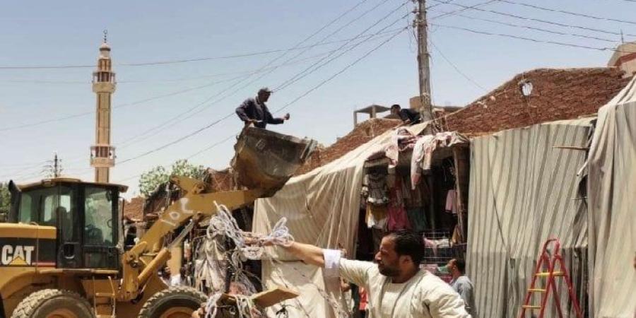 230 حالة إزالة إشغالات في حملة مكبرة بإدفو