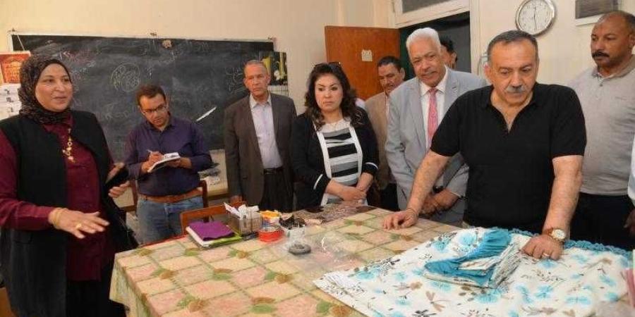 محافظ أسيوط يتفقد جمعية الشابات المسلمات ومعرضًا للمنتجات اليدوية