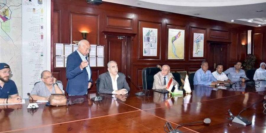 محافظ الأقصر يستعرض مسار مشروع القطار الكهربائي السريع.. صور