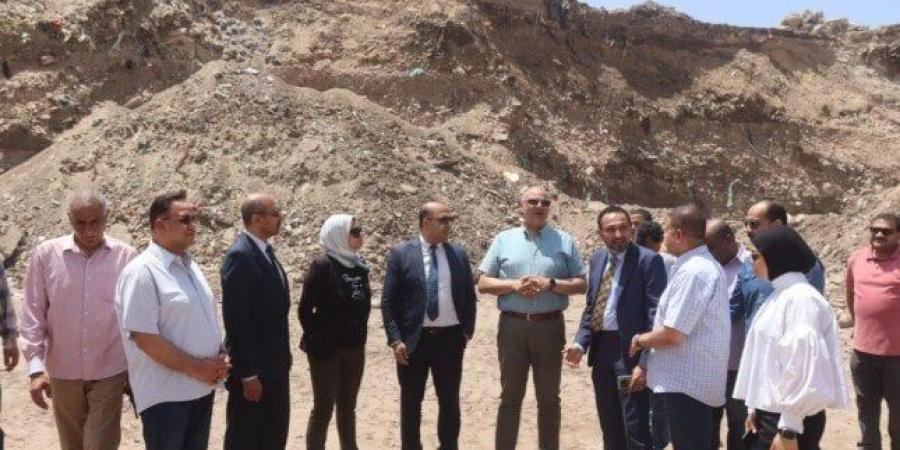 محافظ القليوبية يبحث تطوير منظومة إدارة المخلفات وإزالة تراكمات أسفل محور الفريق العصار