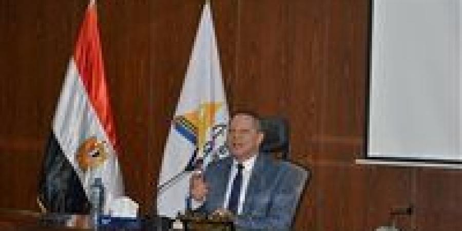 رئيس جامعة دمياط يفتتح المعرض البيئي بكلية العلوم