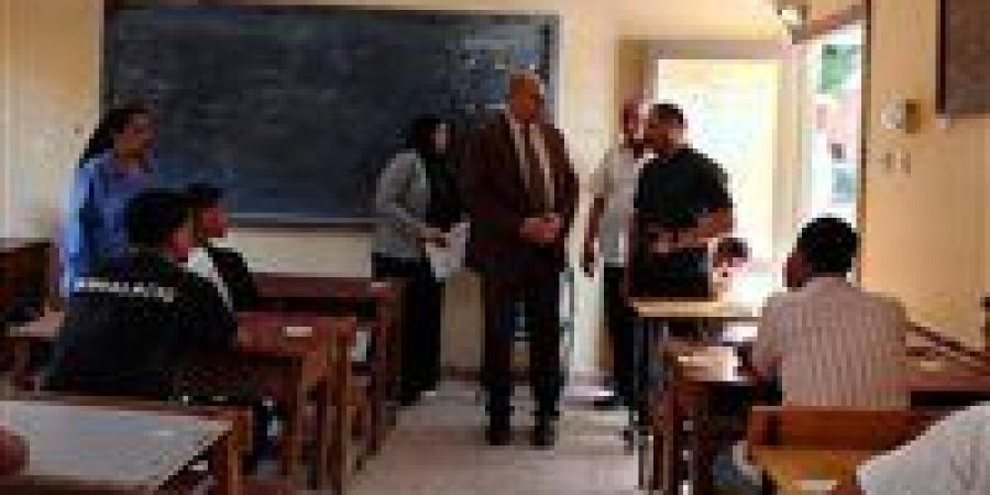وكيل تعليم قنا يتفقد سير امتحانات الثانوي بقفط الثانوية المشتركة