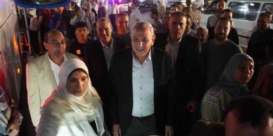 محافظ الغربية يودّع حجاج الجمعيات الأهلية في منتصف الليل قبيل سفرهم إلى الأراضي المقدسة