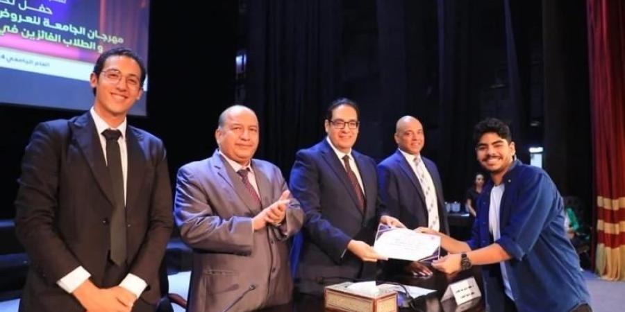 رئيس جامعة القاهرة يكرم الفائزين في مهرجان ...