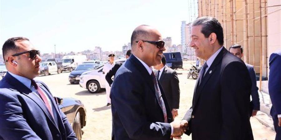 جبران يصل دمياط لتسليم عقود عمل لذوي الهمم