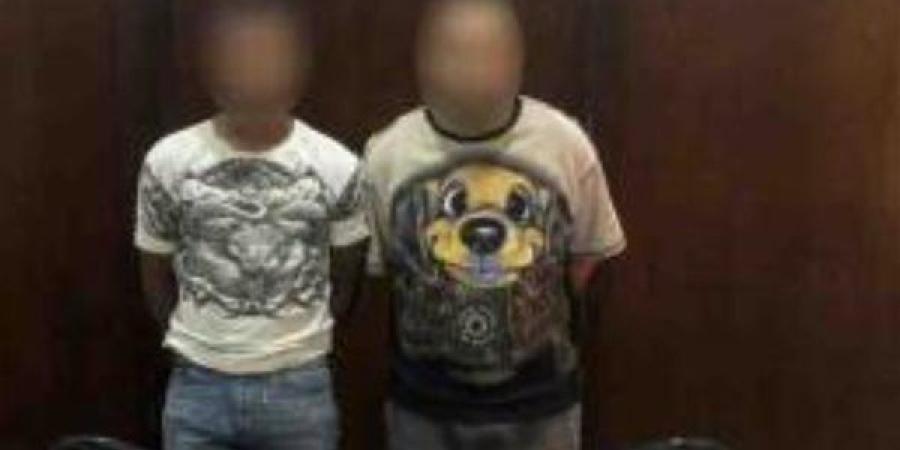 ضبط عنصرين جنائيين بحوزتهما أسلحة نارية وذخائر غير مرخصة بقصد الاتجار