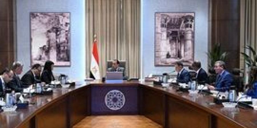 رئيس الوزراء يتابع جهود توفير مياه الشرب للمواطنين في عدد من المناطق بمحافظة البحر الأحمر