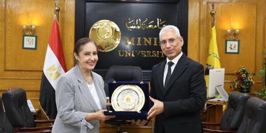 رئيس جامعة المنيا يناقش سبل مكافحة الهجرة غبر الشرعية مع السفيرة نائلة جبر