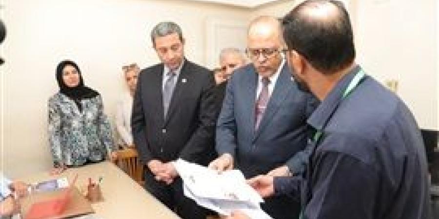 وزير العمل يتفقد مديرية العمل ويحث العاملين على تكثيف الجهود في خدمة المواطنين