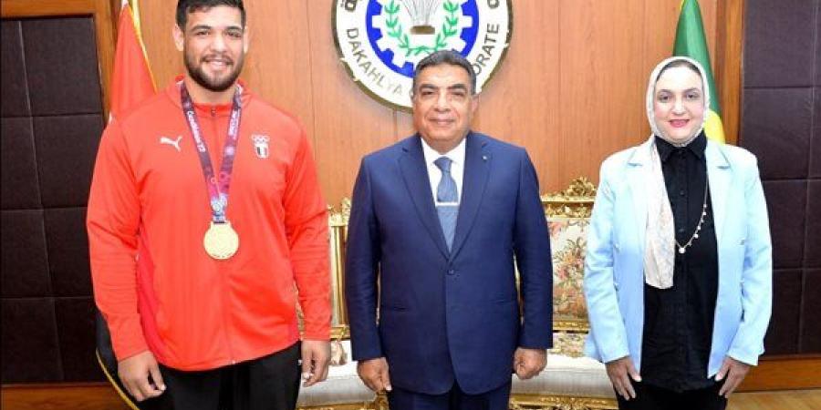 محافظ الدقهلية يكرم عبداللطيف منيع بطل إفريقيا في المصارعة الرومانية