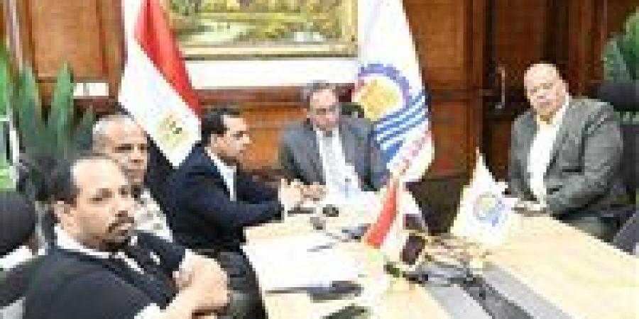 عبر الفيديو كونفرانس.. محافظ قنا يتابع ملف إزالة التعديات وتقنين أراضي أملاك الدولة