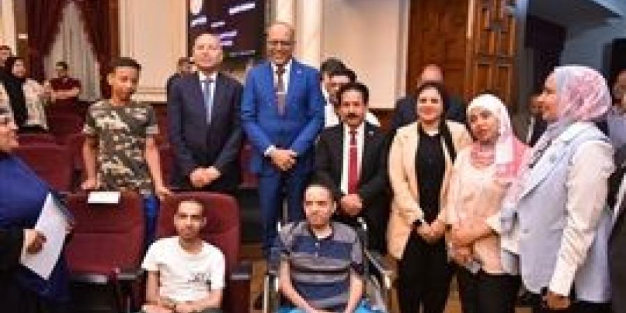وزير العمل ومحافظ القاهرة يسلّمان عقود عمل جديدة لذوي همم