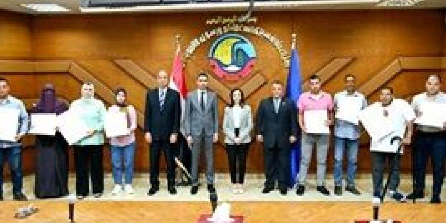 محافظ البحيرة تستقبل مساعد وزير التنمية المحلية وتكرّم عدداً من مديري الشئون المالية والتعاقدات لإجتيازهم برنامج تدريبي متخصص