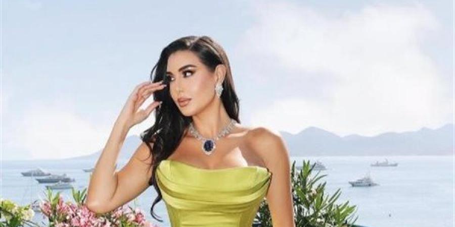 ياسمين صبري تخطف الأنظار بفستان ليموني في أحدث ظهور