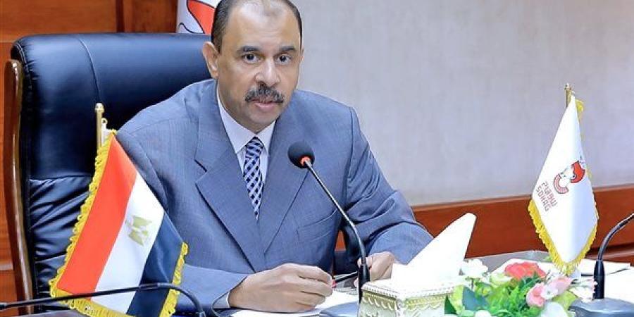 محافظ سوهاج يسلم تأشيرات وتذاكر الحج الفائزين بقرعة حج الجمعيات الأهلية