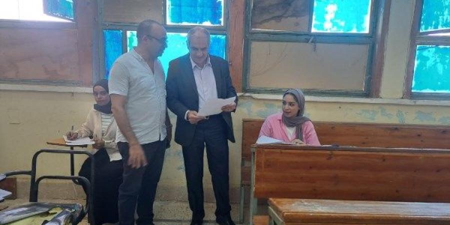 رئيس جامعة أسوان يتفقد امتحانات الخدمة الاجتماعية