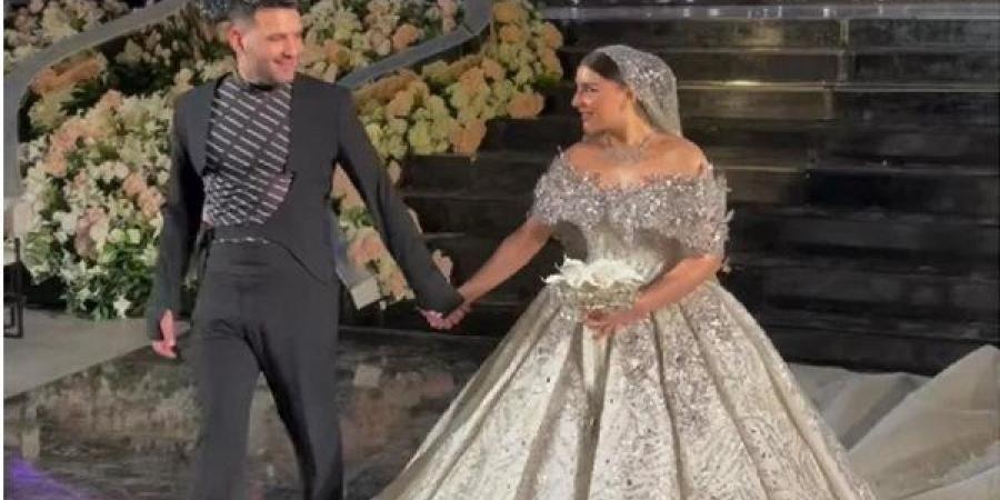 مسلم يحتفل بزفافه وسط الأضواء: "الفرح بييجي مرة واحدة.. وحبيت أكون مختلف"