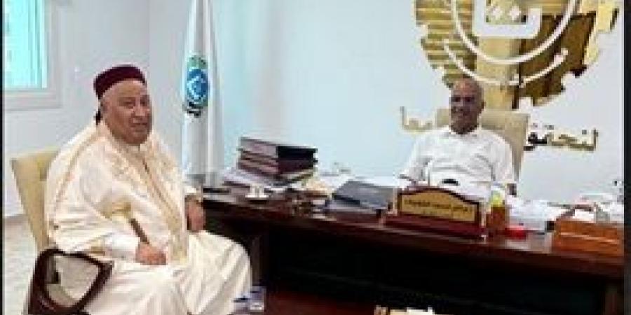 المنسق العام لـ " مجلس شيوخ ليبيا" يزور مصرف التنمية في طرابلس ويلتقي الشويرف