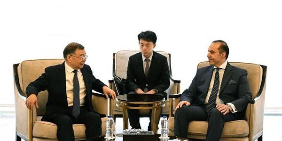 وزير الشئون النيابية يستقبل عضو المكتب السياسي للحزب الشيوعي الصيني